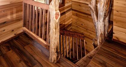 2BR, 1BA HAND BUILT MOUNTAIN TOP TREE HOUSE with Hot tub