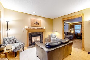 Een televisie, een open haard, videogames en boeken