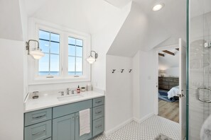 Shower, hair dryer, towels, shampoo - BLUE WAVE : Unique and cozy Beach House at Long Sand Beach in York! (York)