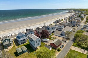 Sun-loungers, beach towels - BLUE WAVE : Unique and cozy Beach House at Long Sand Beach in York! (York)