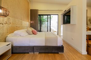 Family Studio Suite | Individually furnished, desk, free WiFi, bed sheets - Cartagena Suites de Manga (Cartagena)