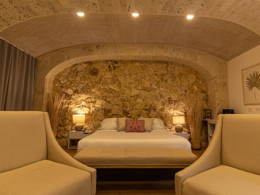 Muebles diferentes, escritorio, wifi gratis y ropa de cama