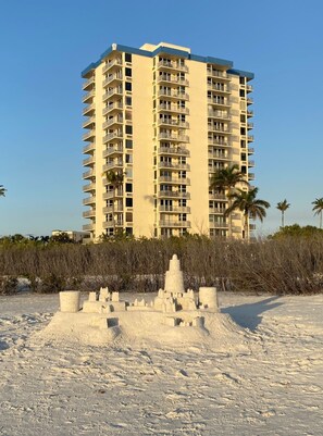Exterior - Fantastic Ft Myers Beachfront Condo! Flexible Check-in Dates and many amenities! (Fort Myers Beach)