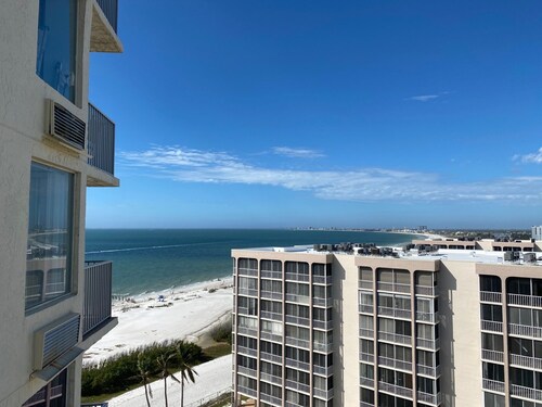 Fantastic Ft Myers Beachfront Condo! Flexible Check-in Dates and many amenities!