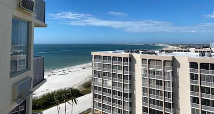 Fantastic Ft Myers Beachfront Condo! Flexible Check-in Dates and many amenities!