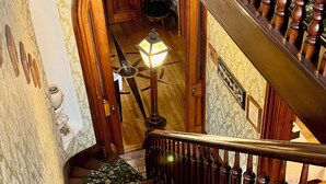 Eine Holztreppe mit Teppichstufen und einer dekorativen Lampe.