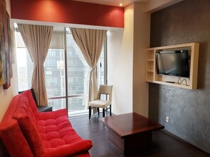 Deluxe Apartment, Accessible, City View | Televisyen