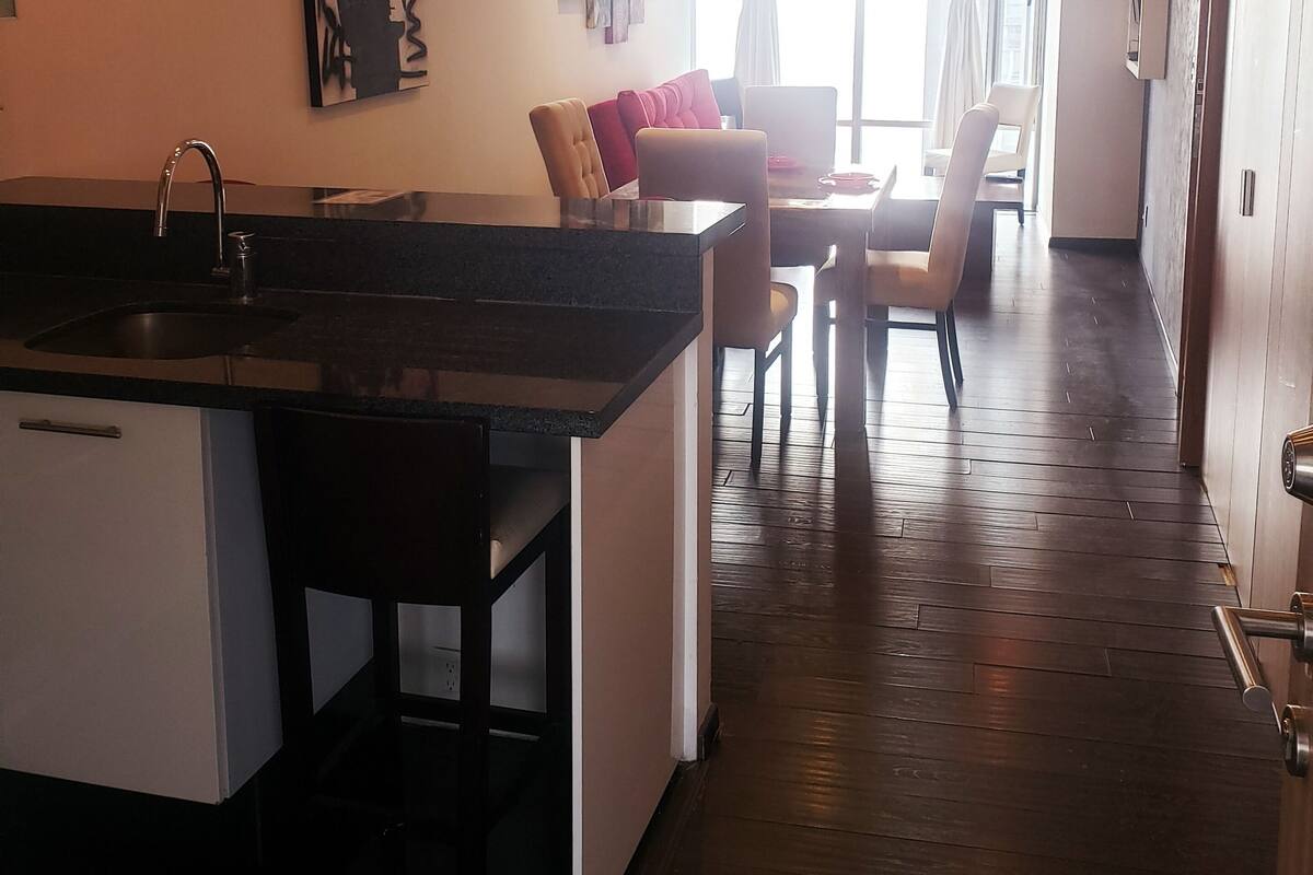 Deluxe-Apartment, barrierefrei, Stadtblick | 1 Schlafzimmer, hochwertige Bettwaren, laptopgeeigneter Arbeitsplatz
