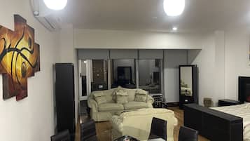 Suite Deluxe | 1 habitación, ropa de cama de alta calidad y muebles diferentes