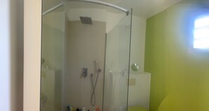 Douche, sèche-cheveux, serviettes fournies, savon