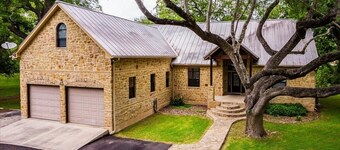 Riverfront home on Lake Seguin with dock, kayaks, beautiful views & air hockey