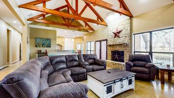 Tv, dvd-spelare och ett bordtennisbord