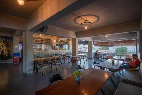 Dining - Pooltop Phnom Penh (Phnom Penh)