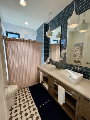 Dusj, hårføner, håndklær og såpe