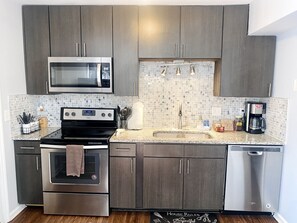 冷蔵庫、電子レンジ、オーブン、コンロ