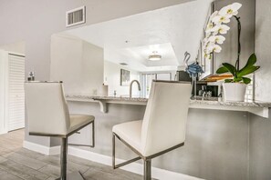 Interior - Large Groups/Bay Views, Boat dock,Walk To beach,Kayaks//Jacuzzi (Fort Myers Beach)