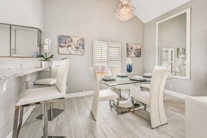Dining - Beautiful Bay Views&Sunsets 2/2Walk to beach/ Pets (Fort Myers Beach)