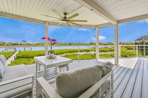 Outdoor dining - Beautiful Bay Views&Sunsets 2/2Walk to beach/ Pets (Fort Myers Beach)