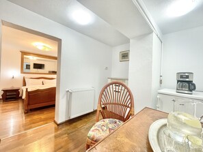 4 bedrooms, iron/ironing board, WiFi, bed sheets