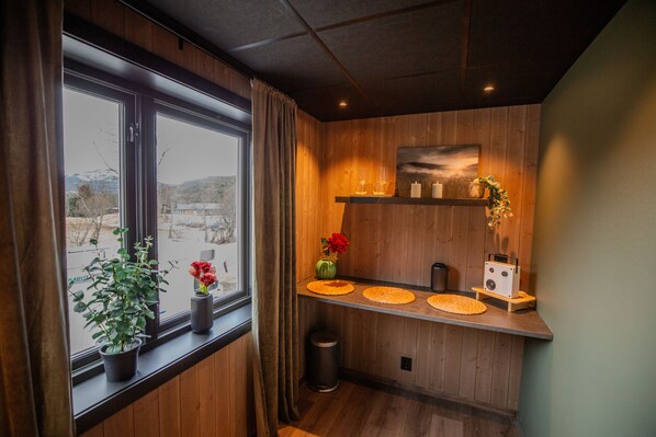 Deluxe-Suite | Individuell dekoriert, individuell eingerichtet, Schreibtisch