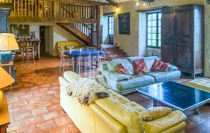 Fireplace, ping pong - Stunning home in Fauroux with WiFi (Fauroux)