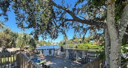 Spacious Cottage 1.5 Mi To Beach Kitchen W&D King Bed Dock On The Imperial River