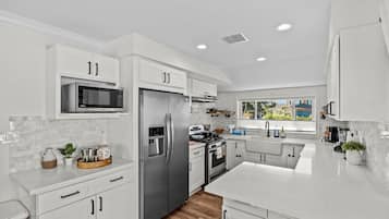 Microondas, horno, parrilla de estufa y lavavajillas