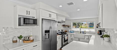 電子レンジ、オーブン、コンロ、食器洗い機