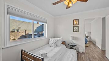 4 habitaciones, caja de seguridad en la habitación y escritorio