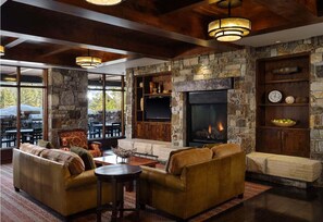 Interior - Dreamy snow retreat sleeps 8 at Northstar Lodge. Ski in and out on Home Run! (Truckee)