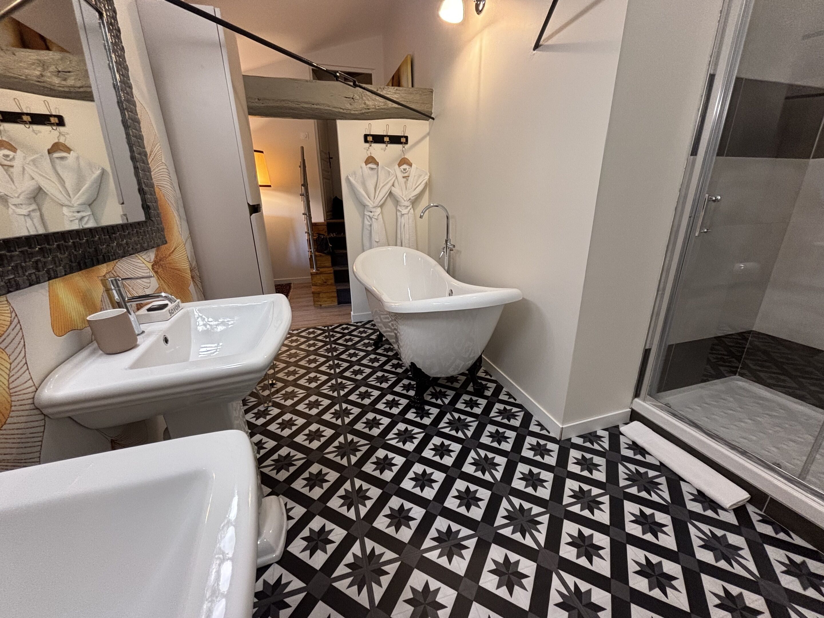 Chambre Double Supérieure, salle de bains attenante, vue fleuve (chambre Phelan Ségur) | Salle de bain | Chaussons