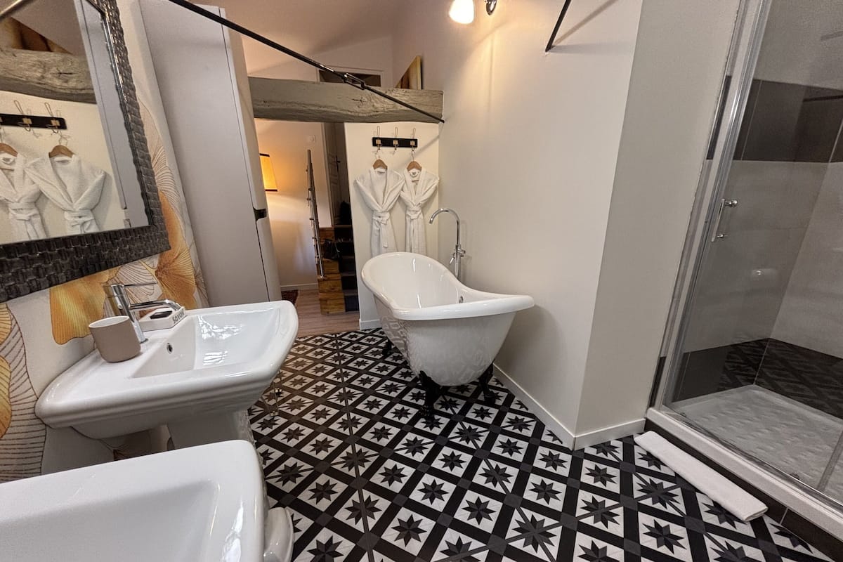 Chambre Double Supérieure, salle de bains attenante, vue fleuve (chambre Phelan Ségur) | Salle de bain | Chaussons