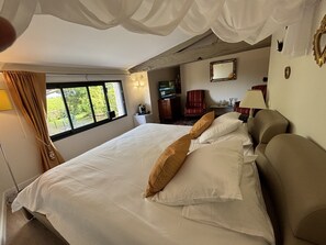 Superior Quadruple Room, Ensuite, River View (chambre Phelan Ségur) | 1 bedroom, premium bedding, memory foam beds, individually decorated