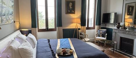 Chambre luxueuse double, vue sur le fleuve (Chateau Tronquoy) | Literie de qualité, lit avec matelas en mousse à mémoire, décor unique