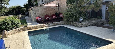 Una piscina al aire libre