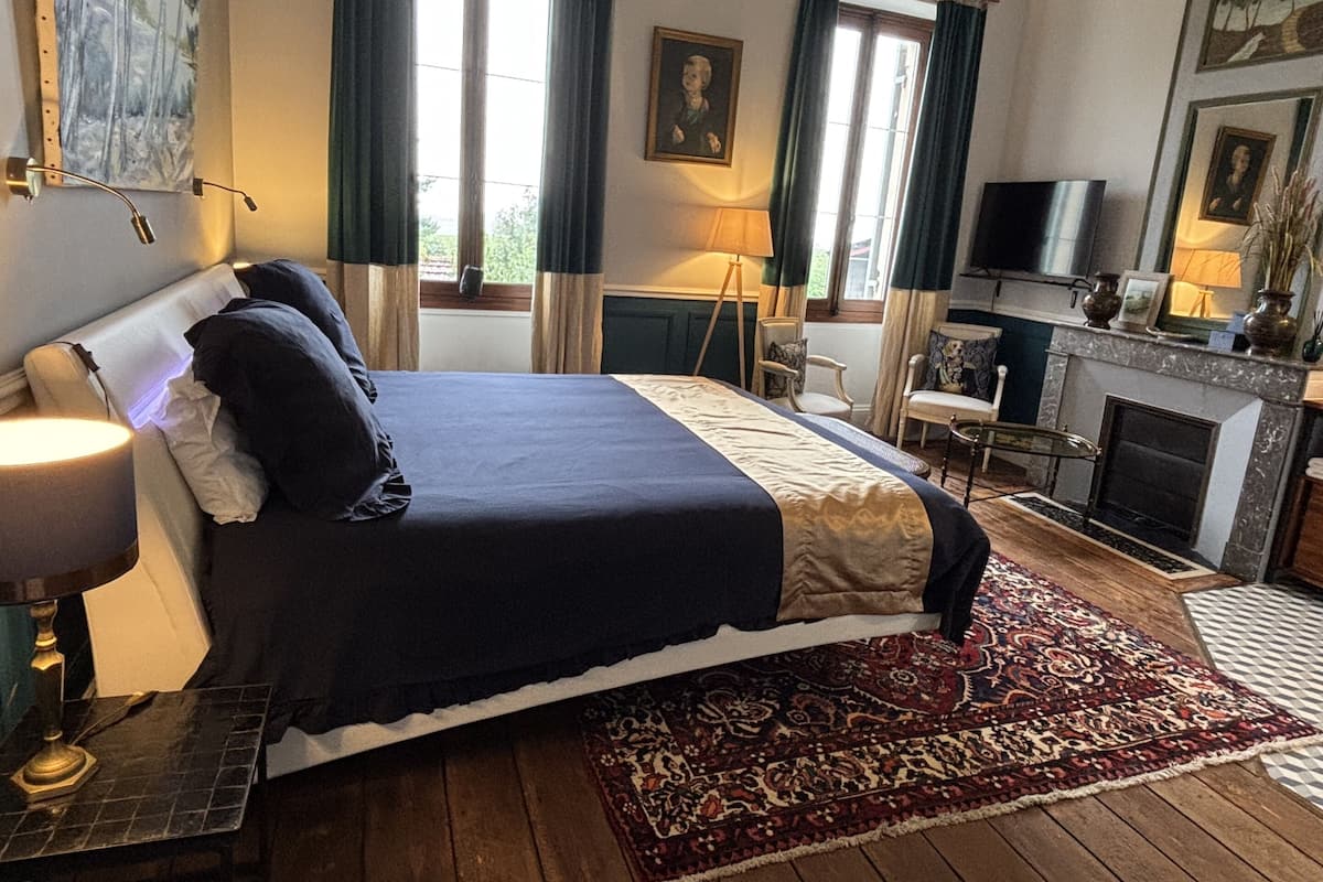1 bedroom, premium bedding, memory foam beds, individually decorated