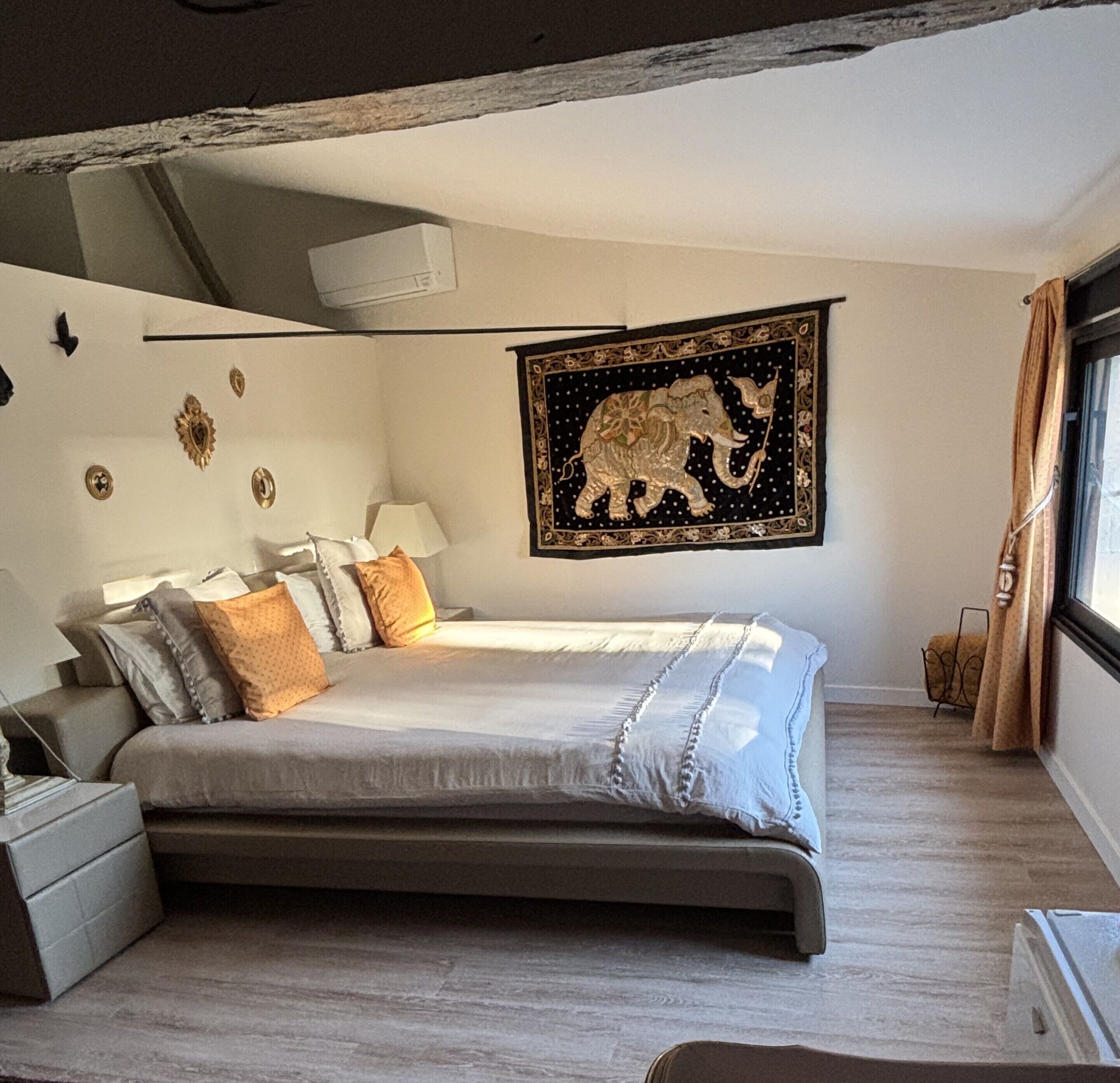 Chambre supérieure double, salle de bain attenante, vue sur le fleuve (chambre Phelan Ségur) | Literie de qualité, lit avec matelas en mousse à mémoire, décor unique
