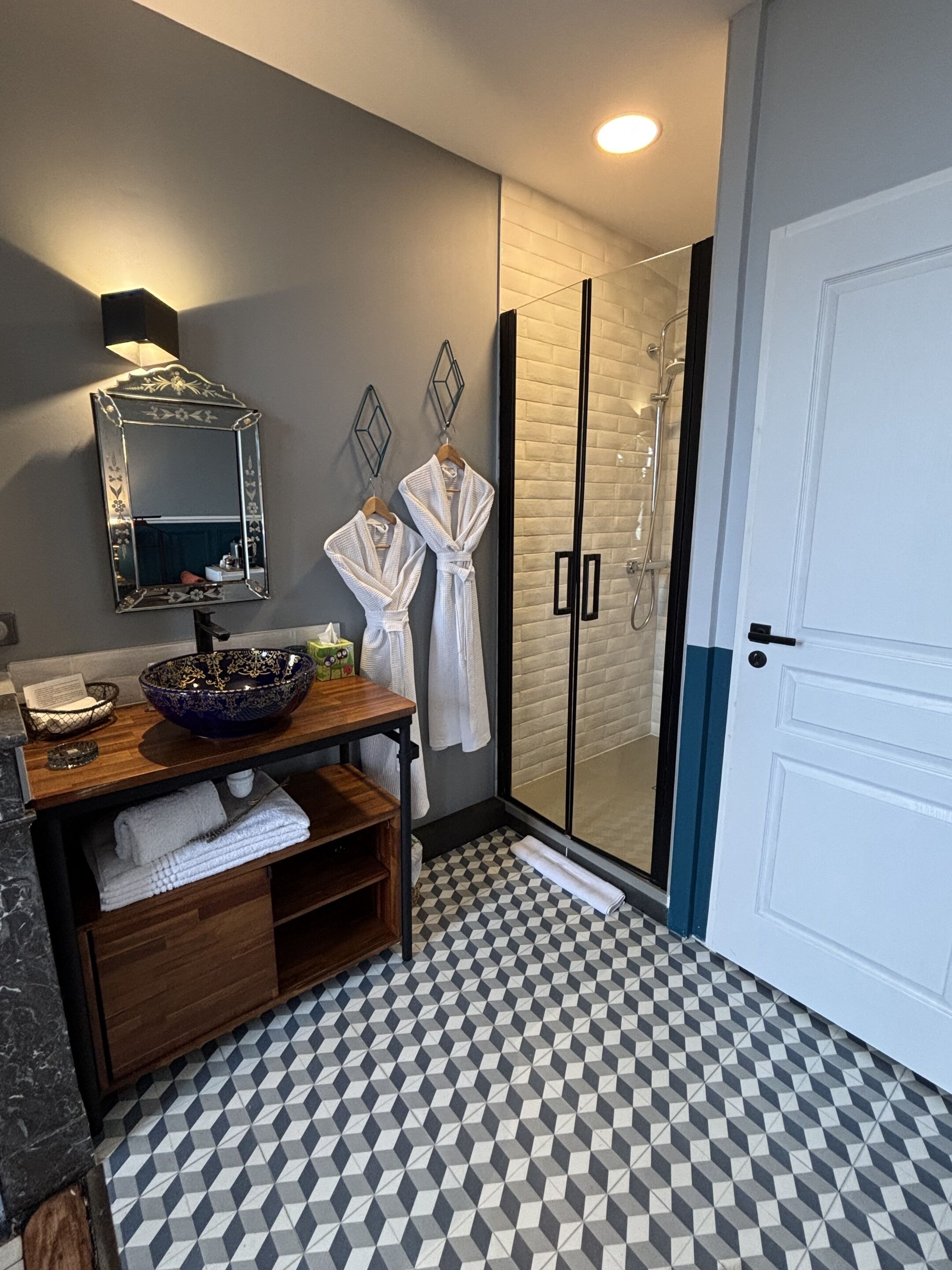 Chambre Double Luxe, vue fleuve (Chateau Tronquoy) | Salle de bain | Chaussons