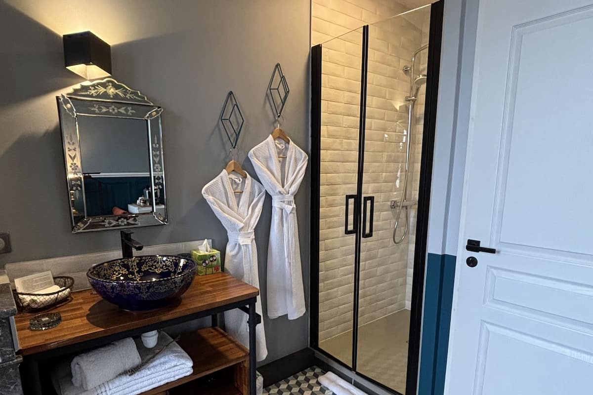 Chambre Double Luxe, vue fleuve (Chateau Tronquoy) | Salle de bain | Chaussons