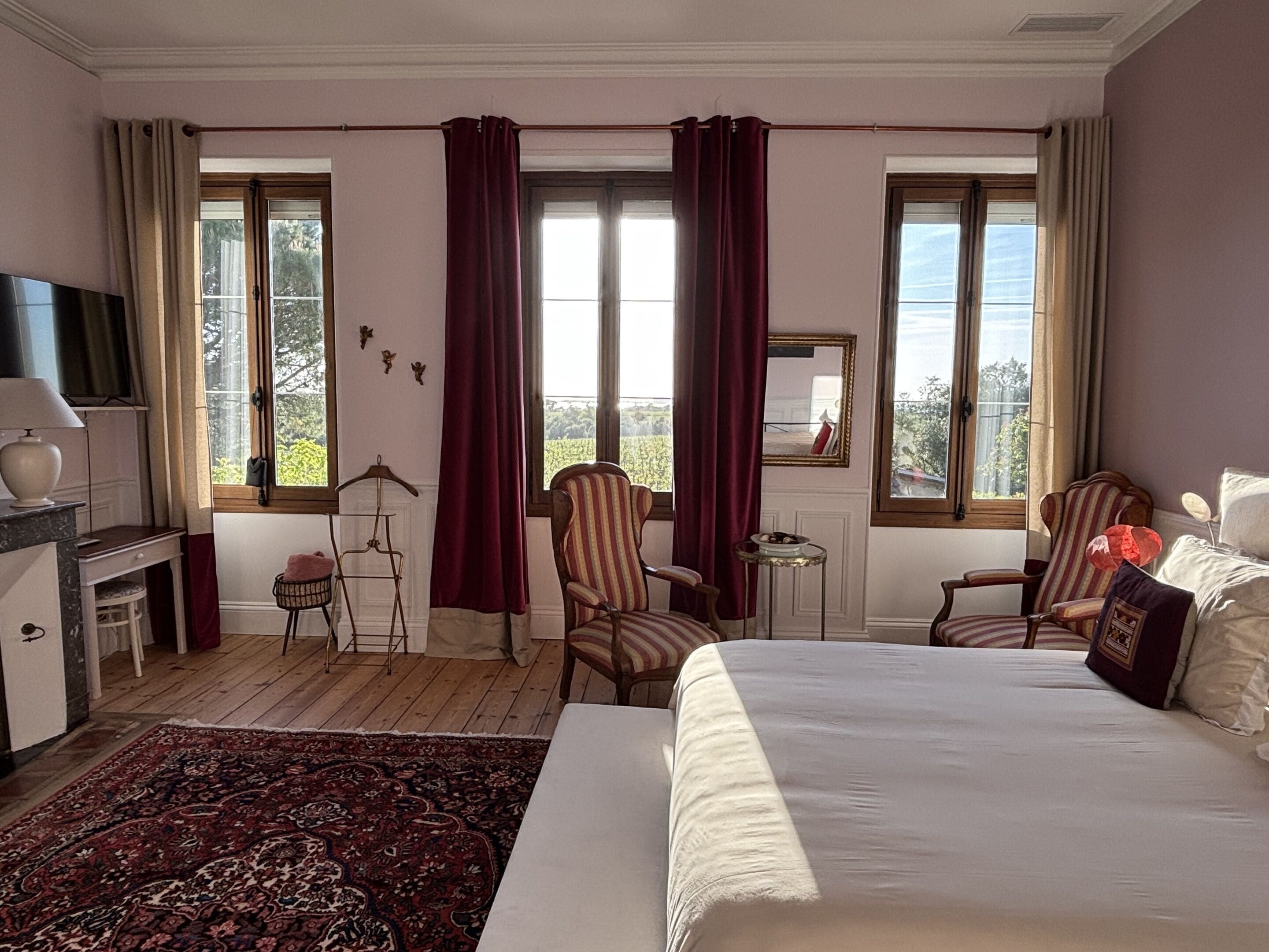 Superior driepersoonskamer, en-suite badkamer, uitzicht op rivier (chambre chateau Montrose) | Luxe beddengoed, bedden met traagschuimmatras, individueel gedecoreerd