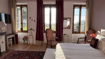 Superior driepersoonskamer, en-suite badkamer, uitzicht op rivier (chambre chateau Montrose) | Luxe beddengoed, bedden met traagschuimmatras, individueel gedecoreerd