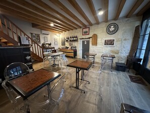 Free daily continental breakfast - Maison Jéroboam (Saint-Estephe)