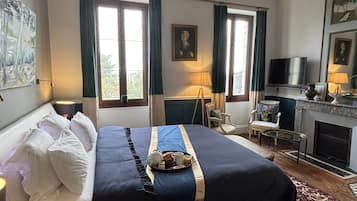 Kahden hengen luksushuone, jokinäköala (Chateau Tronquoy) | Ylelliset vuodevaatteet, memory foam -patjalliset sängyt