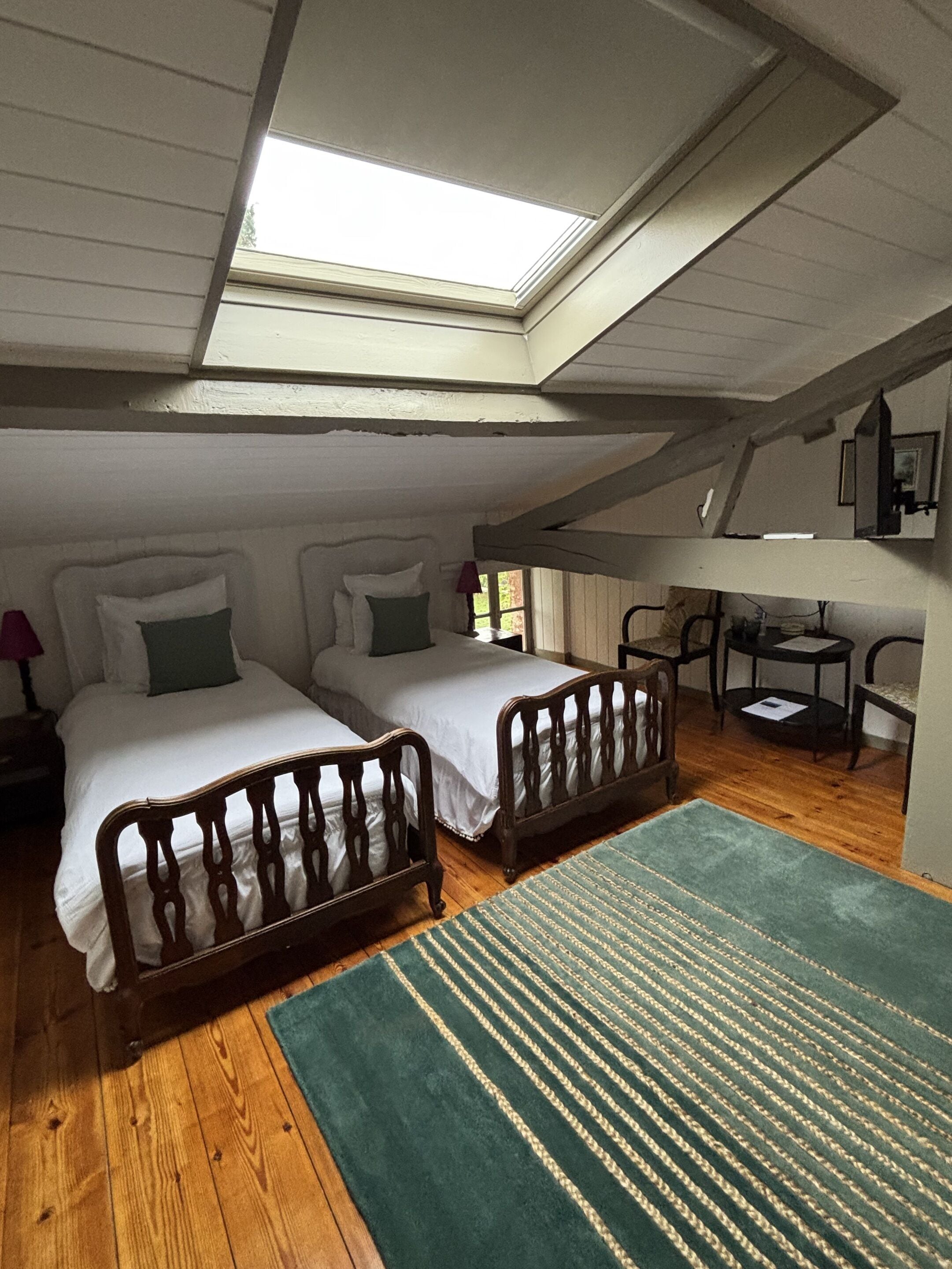 Chambre Confort avec lits jumeaux, salle de bains attenante, vue fleuve | Literie de qualité supérieure, matelas mémoire de forme