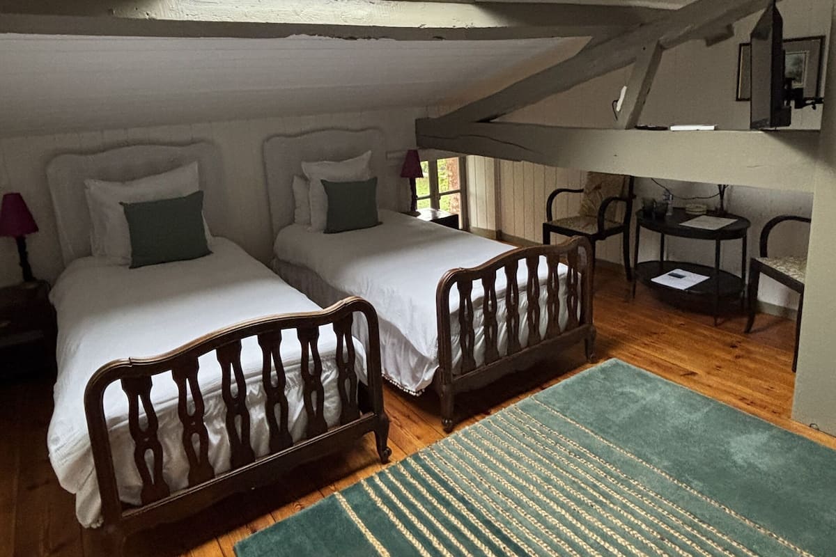 Chambre Confort avec lits jumeaux, salle de bains attenante, vue fleuve | Literie de qualité supérieure, matelas mémoire de forme