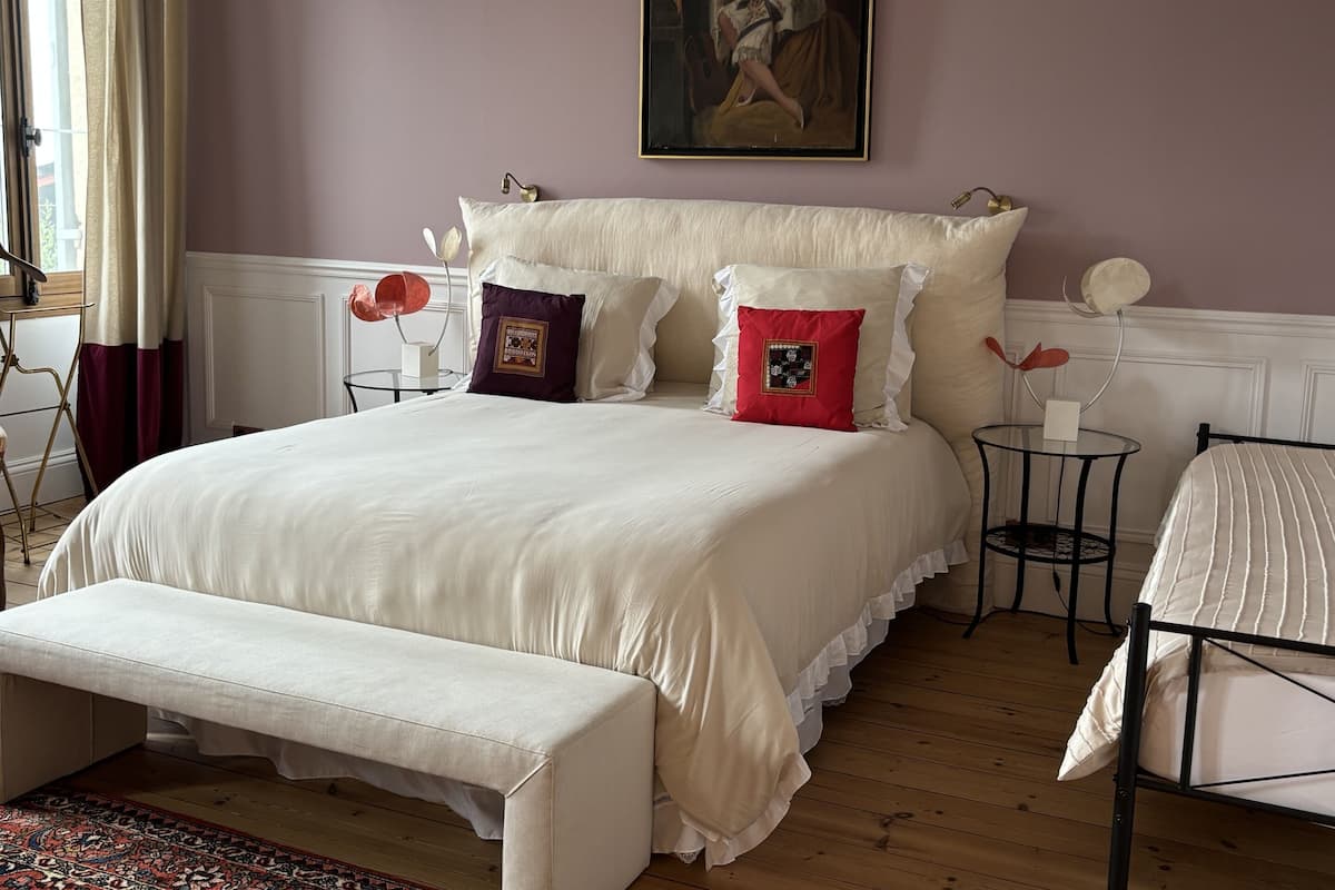 1 bedroom, premium bedding, memory foam beds, individually decorated