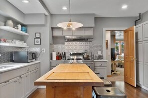 冰箱、微波炉、烤箱、炉灶