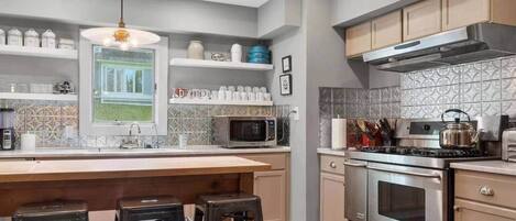 Fridge, microwave, stovetop, dishwasher
