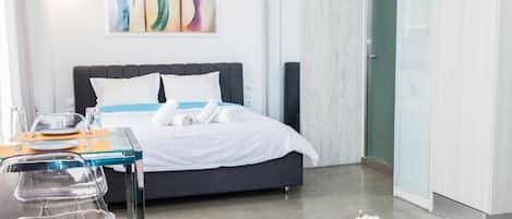 Deluxe Studio | Free WiFi, bed sheets