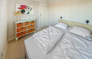 4 bedrooms, travel crib, free WiFi - Cozy home in Glesborg with kitchen (Glesborg)